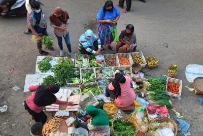 Suasana aktivitas perdagangan di Pasar Peterongan Semarang, Jawa Tengah, tampak sepi dan lengang, Minggu (18/7/2021).