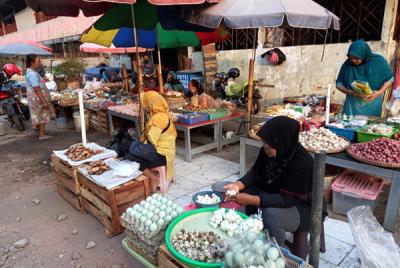 Suasana aktivitas perdagangan di Pasar Peterongan Semarang, Jawa Tengah, tampak sepi dan lengang, Minggu (18/7/2021).