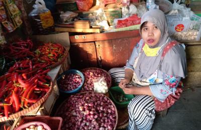 Suasana aktivitas perdagangan di Pasar Peterongan Semarang, Jawa Tengah, tampak sepi dan lengang, Minggu (18/7/2021).