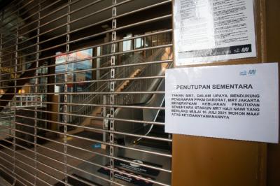 Kertas pengumuman penutupan sementara terpasang di pintu Stasiun MRT Haji Nawi, Jakarta Selatan, Minggu (18/7/2021).