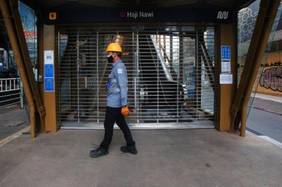 Kertas pengumuman penutupan sementara terpasang di pintu Stasiun MRT Haji Nawi, Jakarta Selatan, Minggu (18/7/2021).