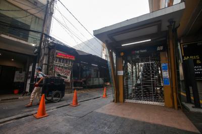 Kertas pengumuman penutupan sementara terpasang di pintu Stasiun MRT Haji Nawi, Jakarta Selatan, Minggu (18/7/2021).