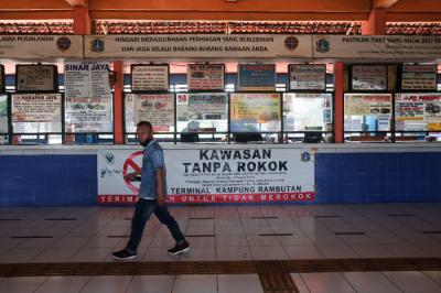 Calon penumpang menunggu kedatangan bus di Terminal Kampung Rambutan, Jakarta Timur, Minggu (18/7/2021).
