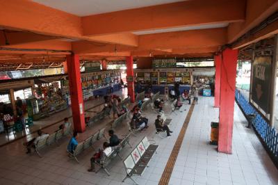 Calon penumpang menunggu kedatangan bus di Terminal Kampung Rambutan, Jakarta Timur, Minggu (18/7/2021).
