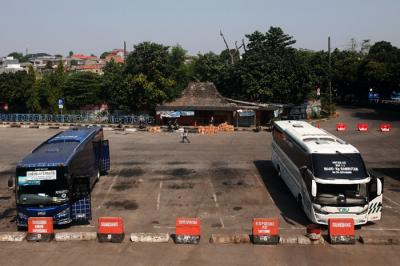 Calon penumpang menunggu kedatangan bus di Terminal Kampung Rambutan, Jakarta Timur, Minggu (18/7/2021).