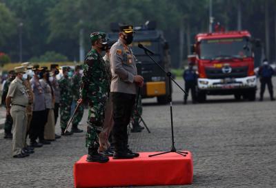 Personil gabungan mengikuti apel pengamanan Idul Adha di Silang Monas, Jakarta, Senin (19/7/2021).