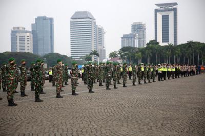 Personil gabungan mengikuti apel pengamanan Idul Adha di Silang Monas, Jakarta, Senin (19/7/2021).