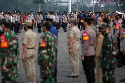 Personil gabungan mengikuti apel pengamanan Idul Adha di Silang Monas, Jakarta, Senin (19/7/2021).