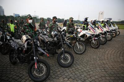 Personil gabungan mengikuti apel pengamanan Idul Adha di Silang Monas, Jakarta, Senin (19/7/2021).