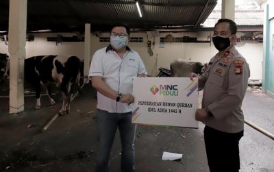 Direktur Litigasi MNC Group Gabriel Mahjudin menyerahkan hewan kurban kepada Kompol Supriadi di Jakarta, Senin (19/7/2021).