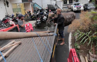 Direktur Litigasi MNC Group Gabriel Mahjudin menyerahkan hewan kurban kepada Kompol Supriadi di Jakarta, Senin (19/7/2021).