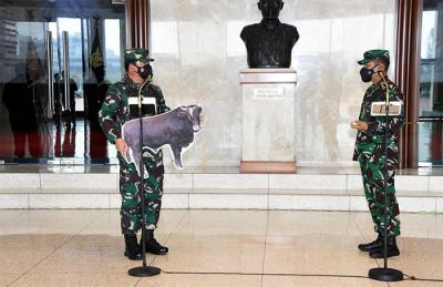 Penyerahan 1 ekor sapi sebagai hewan kurban secara simbolis kepada Dandenma Mabes TNI Brigjen TNI (Mar) Oni Junianto di Mabes TNI Cilangkap, Senin (19/7/2021).