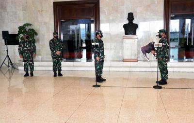 Penyerahan 1 ekor sapi sebagai hewan kurban secara simbolis kepada Dandenma Mabes TNI Brigjen TNI (Mar) Oni Junianto di Mabes TNI Cilangkap, Senin (19/7/2021).