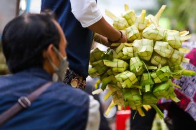 Pedagang kulit ketupat mulai ramai berjualan di kawasan Pasar Palmerah, Minggu (18/7/2021).