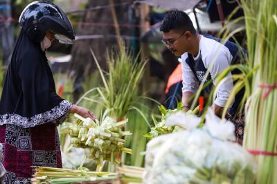 Pedagang kulit ketupat mulai ramai berjualan di kawasan Pasar Palmerah, Minggu (18/7/2021).