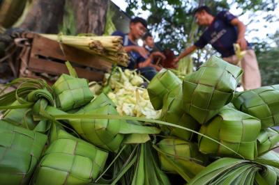 Pedagang kulit ketupat mulai ramai berjualan di kawasan Pasar Palmerah, Minggu (18/7/2021).