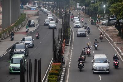 Pengendara melintas di dekat tiang-tiang bekas proyek monorel di Jalan Rasuna Said, Kuningan, Jakarta, Senin (19/7/2021).
