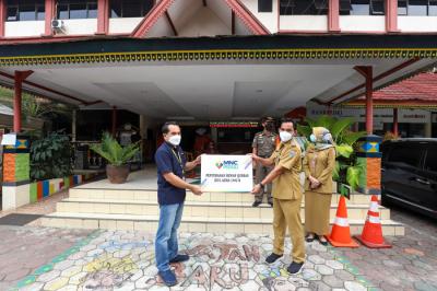 Direktur Litigasi MNC Group Gabriel Mahjudin menyerahkan hewan kurban kepada perwakilan pihak Polres Jakarta Barat, Senin (19/7/2021).