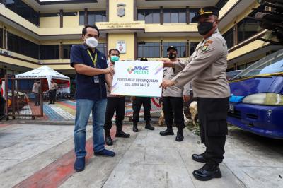 Direktur Litigasi MNC Group Gabriel Mahjudin menyerahkan hewan kurban kepada perwakilan pihak Polres Jakarta Barat, Senin (19/7/2021).