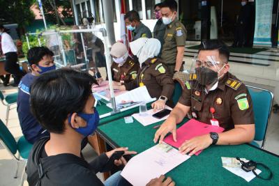 Hakim berbicara kepada pelanggar saat Sidang Tipiring pelanggaran PPKM Darurat di kantor Kecamatan Pamulang, Tangerang Selatan, Banten, Senin (19/7/2021).