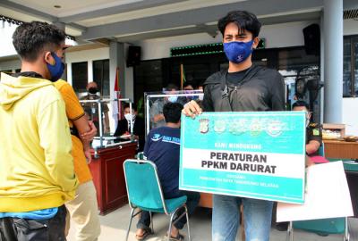 Hakim berbicara kepada pelanggar saat Sidang Tipiring pelanggaran PPKM Darurat di kantor Kecamatan Pamulang, Tangerang Selatan, Banten, Senin (19/7/2021).