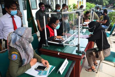 Hakim berbicara kepada pelanggar saat Sidang Tipiring pelanggaran PPKM Darurat di kantor Kecamatan Pamulang, Tangerang Selatan, Banten, Senin (19/7/2021).