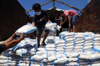 Penyerahan donasi berupa bantuan logistik beras kepada Kasipers Korem 084/Bhaskara Jaya, Kolonel Inf Agus Supriyanto, di Jawa Timur, Senin (19/7/2021).