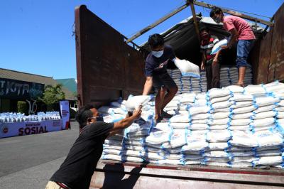 Penyerahan donasi berupa bantuan logistik beras kepada Kasipers Korem 084/Bhaskara Jaya, Kolonel Inf Agus Supriyanto, di Jawa Timur, Senin (19/7/2021).