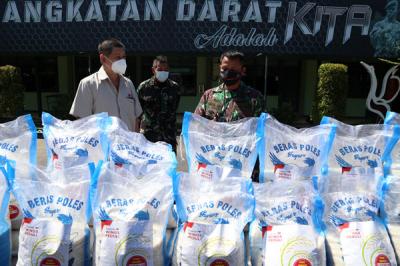 Penyerahan donasi berupa bantuan logistik beras kepada Kasipers Korem 084/Bhaskara Jaya, Kolonel Inf Agus Supriyanto, di Jawa Timur, Senin (19/7/2021).