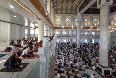 Umat muslim melaksanakan ibadah Shalat Idul Adha di Masjid Syekh Yusuf, Kabupaten Gowa, Selasa (20/7/2021).