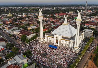 Umat muslim melaksanakan ibadah Shalat Idul Adha di Masjid Syekh Yusuf, Kabupaten Gowa, Selasa (20/7/2021).