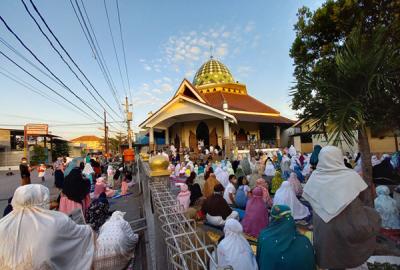 Puluhan warga muslim melaksanakan ibadah shalat Idul Adha di Masjid Baitul Makmur Kota Semarang, Jawa Tengah, Selasa (20/7/2021).