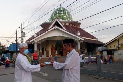 Puluhan warga muslim melaksanakan ibadah shalat Idul Adha di Masjid Baitul Makmur Kota Semarang, Jawa Tengah, Selasa (20/7/2021).
