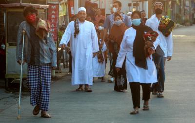 Puluhan warga muslim melaksanakan ibadah shalat Idul Adha di Masjid Baitul Makmur Kota Semarang, Jawa Tengah, Selasa (20/7/2021).