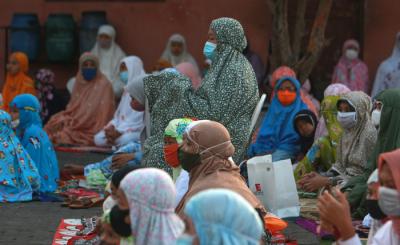 Puluhan warga muslim melaksanakan ibadah shalat Idul Adha di Masjid Baitul Makmur Kota Semarang, Jawa Tengah, Selasa (20/7/2021).