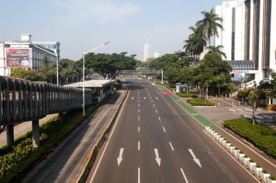 Sejumlah pengendara melintas di ruas Jalan Gatot Subroto, Jakarta Selatan, Selasa (20/7/2021).