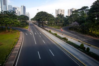Sejumlah pengendara melintas di ruas Jalan Gatot Subroto, Jakarta Selatan, Selasa (20/7/2021).