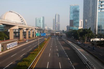 Sejumlah pengendara melintas di ruas Jalan Gatot Subroto, Jakarta Selatan, Selasa (20/7/2021).