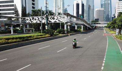 Kendaraan melintas di Kawasan Jalan Jenderal Sudirman, Jakarta Pusat, Selasa (20/7/2021).