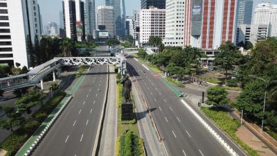 Kendaraan melintas di Kawasan Jalan Jenderal Sudirman, Jakarta Pusat, Selasa (20/7/2021).