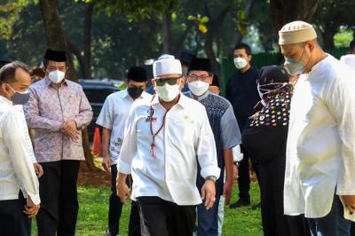 Ketua DPD RI LaNyalla Mahmud Matallitti menyerahkan hewan kurban sapi kepada kesetjenan DPD RI di Jakarta, Selasa (20/7/2021).