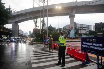 Pengendara melintasi pos penyekatan PPKM Darurat Jawa-Bali di kawasan Fatmawati, Jakarta Selatan, Selasa (20/7/2021).