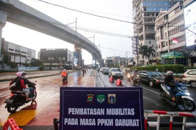 Pengendara melintasi pos penyekatan PPKM Darurat Jawa-Bali di kawasan Fatmawati, Jakarta Selatan, Selasa (20/7/2021).
