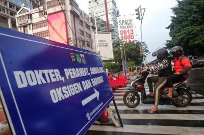 Pengendara melintasi pos penyekatan PPKM Darurat Jawa-Bali di kawasan Fatmawati, Jakarta Selatan, Selasa (20/7/2021).