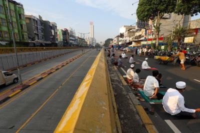 Umat muslim melaksanakan shalat Idul Adha 1442 H di Kawasan Pasar Tanah Abang, Jakarta Pusat, Selasa (20/7/2021).