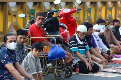 Umat muslim melaksanakan shalat Idul Adha 1442 H di Kawasan Pasar Tanah Abang, Jakarta Pusat, Selasa (20/7/2021).