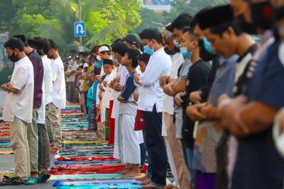 Umat muslim melaksanakan shalat Idul Adha 1442 H di Kawasan Pasar Tanah Abang, Jakarta Pusat, Selasa (20/7/2021).