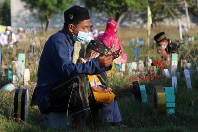 Peziarah mendoakan orang tua dan sanak keluarganya yang telah meninggal ketika berziarah di Makam Islam Sidoarjo, Jawa Timur, Selasa (20/7/2021).