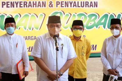 Ketua Umum Partai Golkar Airlangga Hartarto dan jajaran menghadiri penyerahan Hewan Kurban serta 3000 paket sembako di Jakarta, Rabu (21/7/2021).
