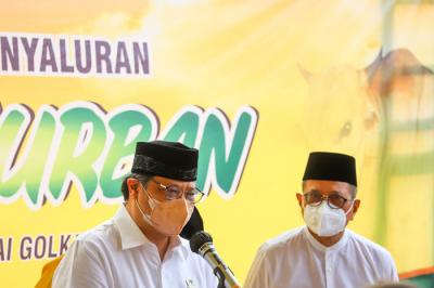 Ketua Umum Partai Golkar Airlangga Hartarto dan jajaran menghadiri penyerahan Hewan Kurban serta 3000 paket sembako di Jakarta, Rabu (21/7/2021).